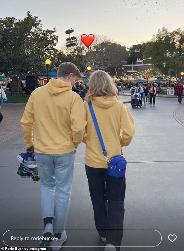 Am Donnerstag teilte die 19-jährige Rorie auf Instagram ein geliebtes Foto, auf dem die Turteltauben in passenden gelben Pullovern zu sehen waren, als sie durch Disneyland in Kalifornien schlenderten.  Das Paar steht mit dem Rücken zur Kamera und genießt die Sehenswürdigkeiten des weltberühmten Freizeitparks