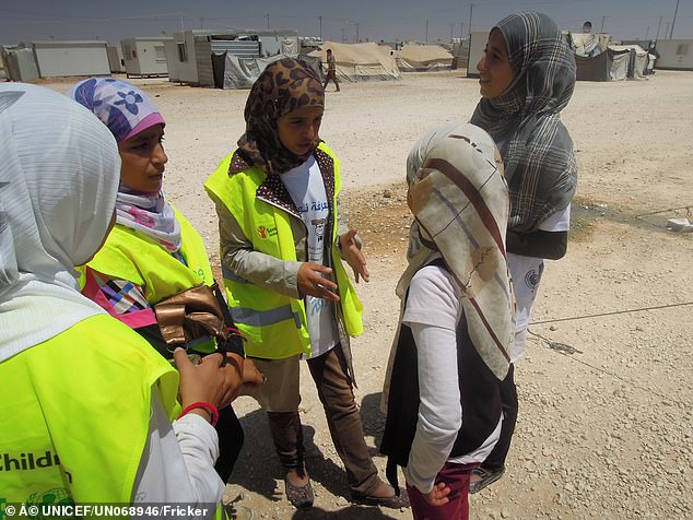 Auf dem Bild spricht Muzoon mit anderen Mädchen im Flüchtlingslager Za'atari über Lernmöglichkeiten im Rahmen einer Back-to-School-Kampagne