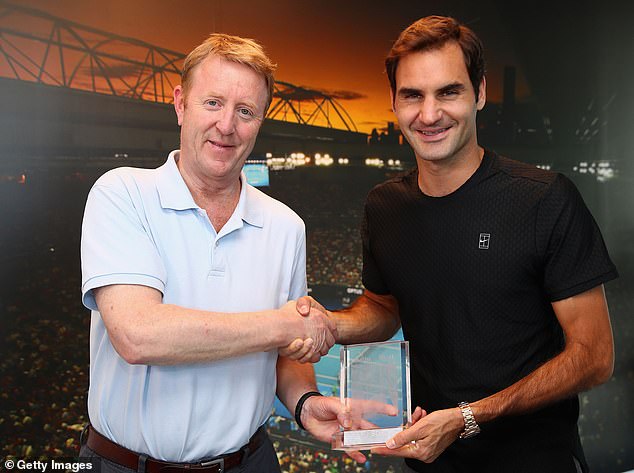 Dickson ist hier zu sehen, wie er 2018 den Ian Wooldridge Award an Roger Federer überreicht