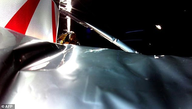 Weltraum-Selfie: Der Peregrine-Lander sollte als Scout für Artemis-Astronauten dienen.  Dieses am 8. Januar 2024 von Astrobotic veröffentlichte Bild zeigt das erste Bild des Landers im Weltraum mit Isolierung im Vordergrund