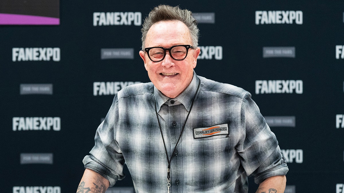 Robert Patrick posiert an einem Tisch auf einer Comic-Con