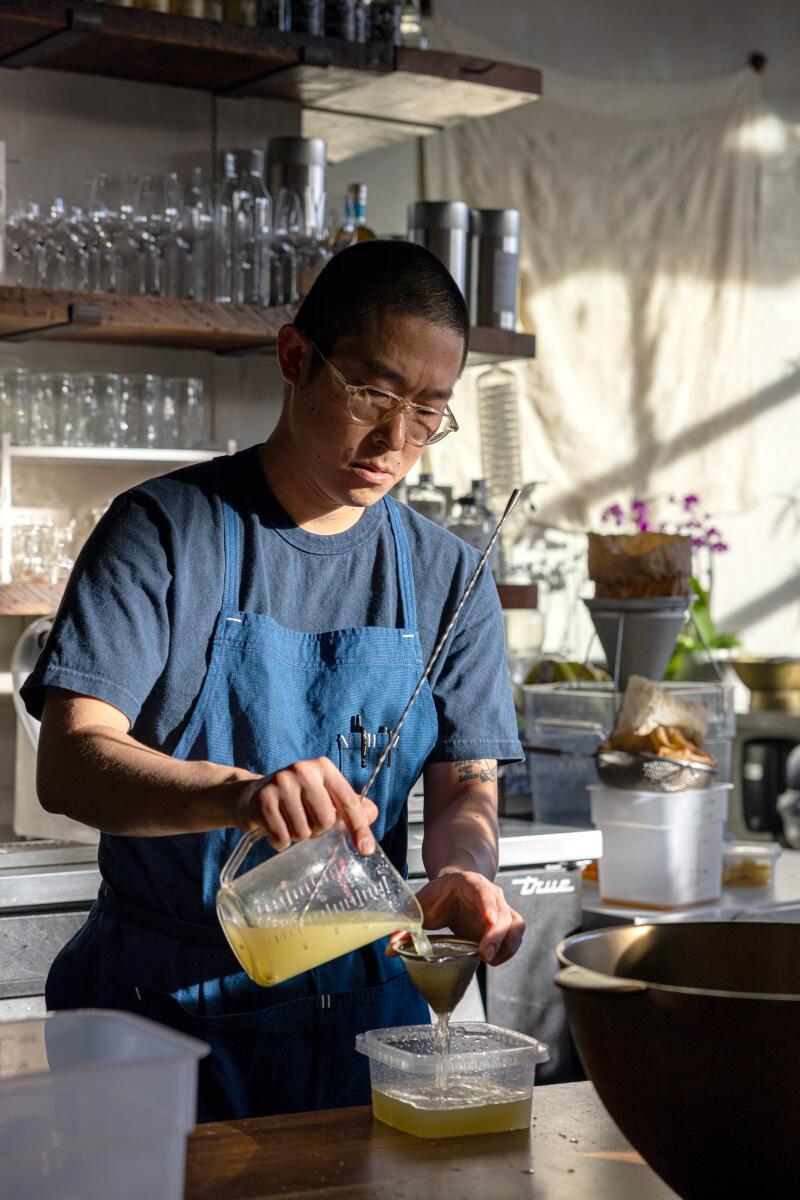 Baroo-Getränkedirektor Jason Lee bereitet eines seiner alkoholfreien Kombucha-Getränke zu.