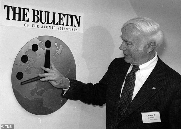 Dr. Leonard Rieser, Vorstandsvorsitzender des Bulletin of the Atomic Scientists, stellt am 26. November 1991 in Büros in der Nähe der University of Chicago den Zeiger der Weltuntergangsuhr auf 17 Minuten vor Mitternacht zurück