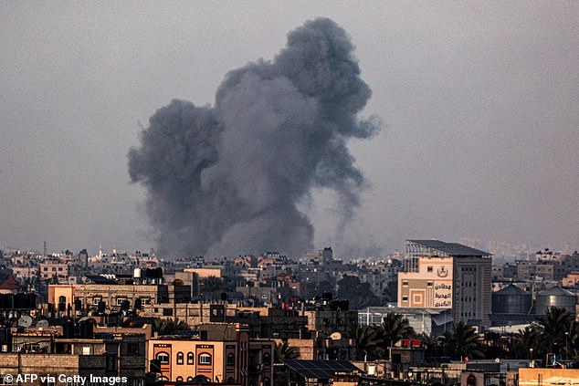 MailOnline prognostiziert, dass die Uhr näher an Mitternacht heranrücken könnte, da der Krieg zwischen Israel und der Hamas weiter tobt.  Im Bild steigt Rauch über Khan Yunis im südlichen Gazastreifen während der israelischen Bombardierung am 18. Januar auf