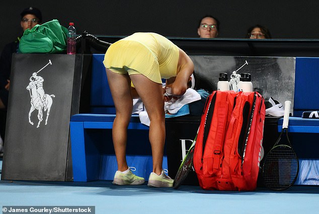 Emma Raducanu benutzt heute während ihres Australian Open-Spiels ihr Handtuch auf der Bank
