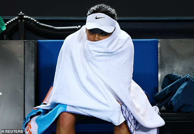 Emma Raducanu sitzt heute während einer medizinischen Auszeit bei den Australian Open in einem Handtuch