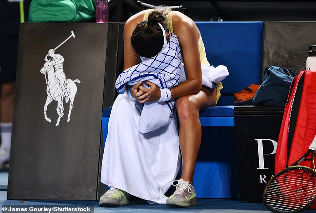 Emma Raducanu leidet heute bei ihrem Ausscheiden in der zweiten Runde der Australian Open unter körperlichen Problemen