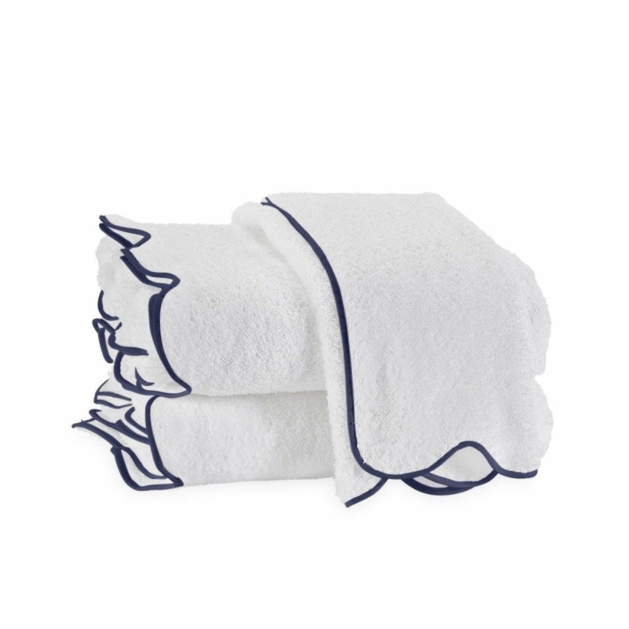 Ein Stapel weißer Handtücher mit marineblauem Wellenbesatz. 