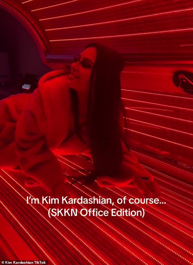 „Ich bin Kim Kardashian, natürlich habe ich ein Solarium …“, sagte sie, hielt aber inne, sprang heraus und joggte zu einem anderen Bett.  „Und ein Rotlichtbett in meinem Büro!“