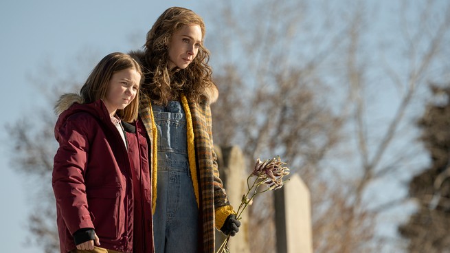 Ein Standbild aus Fargo, das Dorothy Lyon und ihre Tochter mit Blumen zeigt
