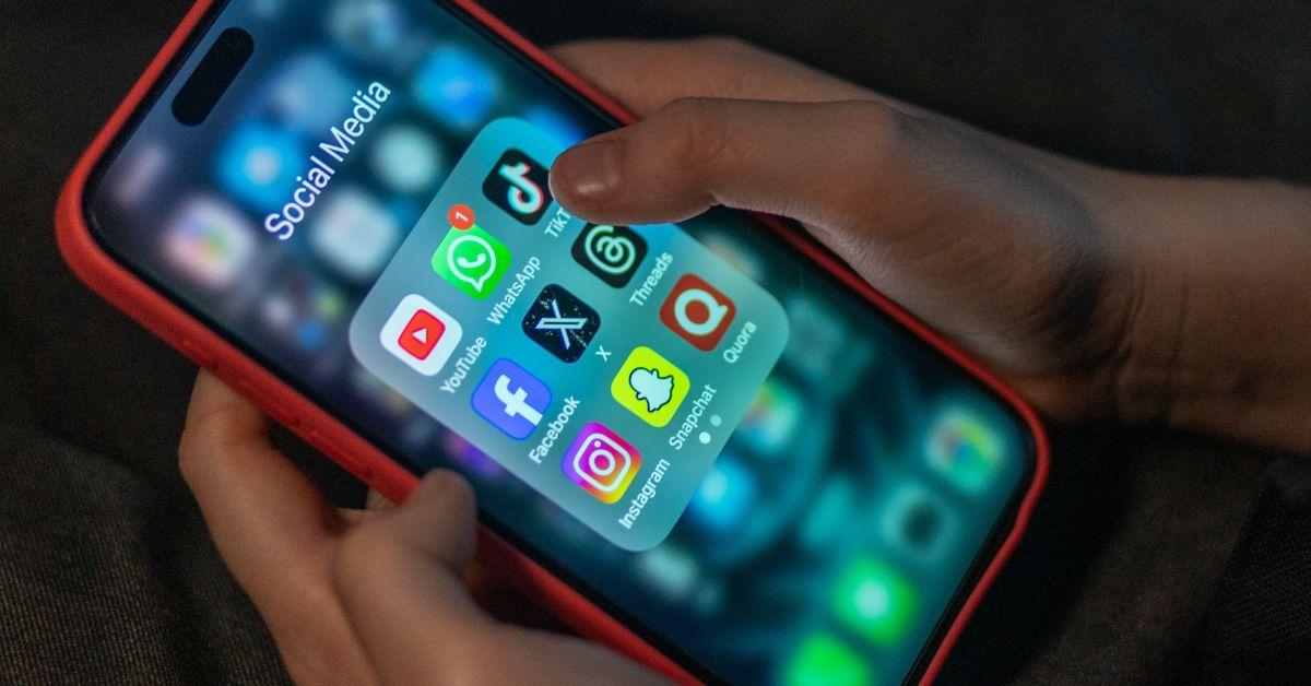 Ein iPhone, auf dem eine Auswahl an Social-Media-Apps angezeigt wird