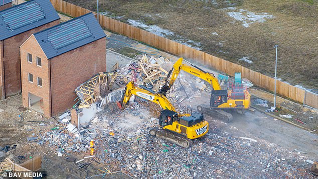 Bulldozer haben mit dem Abriss von 88 neuen Grundstücken in einer riesigen neuen Wohnsiedlung begonnen, nachdem Bauträger Probleme mit ihren Fundamenten festgestellt hatten