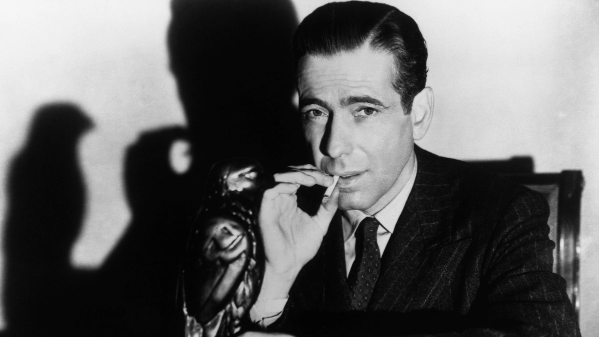 Humphrey Bogart posiert mit dem Malteserfalken