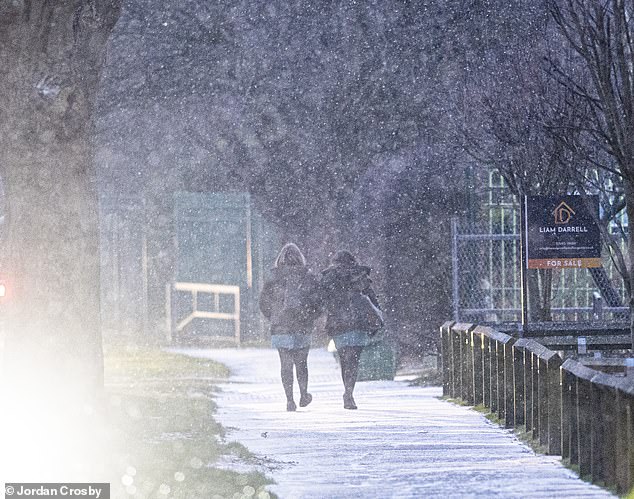 Schnee in Scarborough in North Yorkshire, als Fußgänger während des Kälteeinbruchs gegen die eisigen Bedingungen kämpften