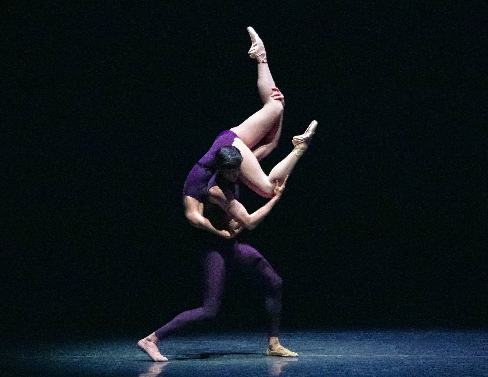 Zwei Tänzer halten sich gegenseitig in der Show Polyphonia