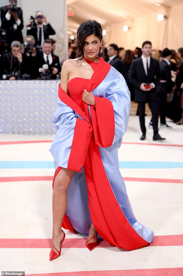 Kylie Jenner posiert für Fotos bei der Met Gala 2023 zur Feier von Karl Lagerfeld: A Line Of Beauty im Metropolitan Museum of Art am 1. Mai 2023 in New York