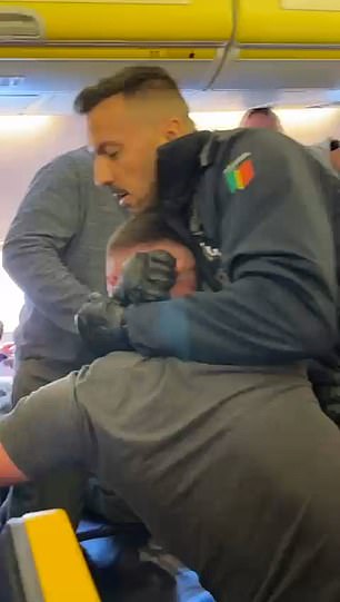 Dies ist der schockierende Moment, in dem ein Urlauber in den Schwitzkasten geriet und von der Polizei gewaltsam aus einem Ryanair-Flugzeug getrieben wurde, nachdem ein Flug von Luton nach Lanzarote aufgrund seines Verhaltens nach Portugal umgeleitet wurde