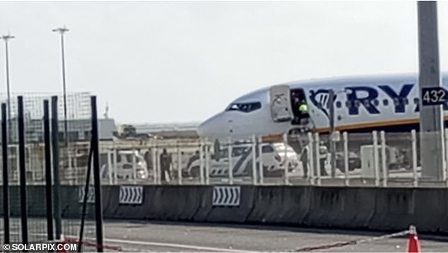 Im Bild: Das umgeleitete Flugzeug ist auf dem Rollfeld in Portugal zu sehen