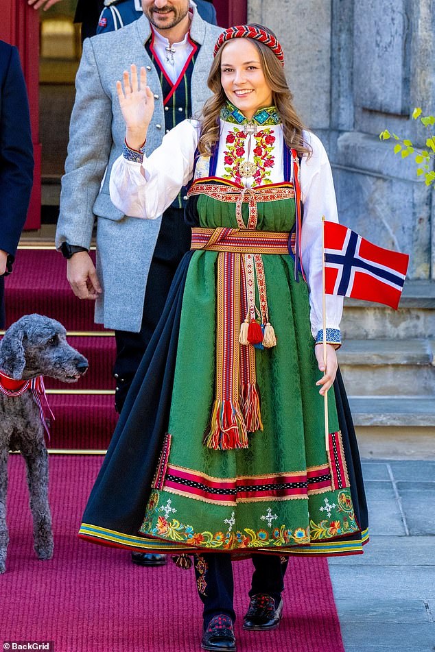 Ingrid Alexandra besuchte dieselbe örtliche Grundschule wie ihr Halbbruder Marius Borg Høiby.  Hier ist sie für die Feierlichkeiten zum Nationalfeiertag in der königlichen Residenz in Skaugum abgebildet
