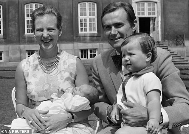 Das königliche Paar wird 1969 an dem Tag fotografiert, an dem es seinen neugeborenen Prinz Joachim überreichte, und der damalige Kronprinz Frederik schaute zu