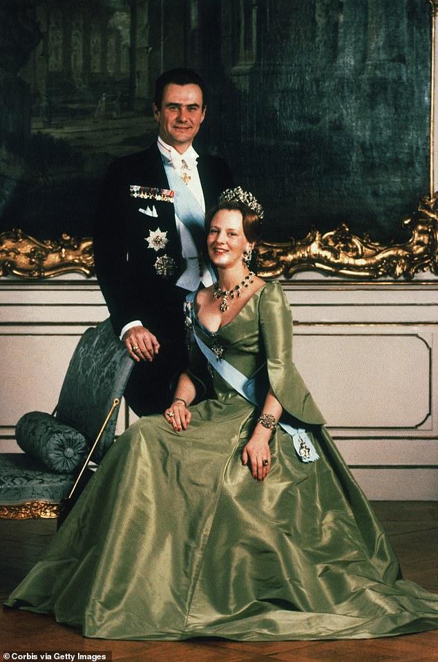 Die von Meta Louise Foldager Sorensen produzierte Serie wird auch Einzelheiten zu Margrethes Beziehung zu Prinz Henrik von Dänemark enthalten (Bild 1990).