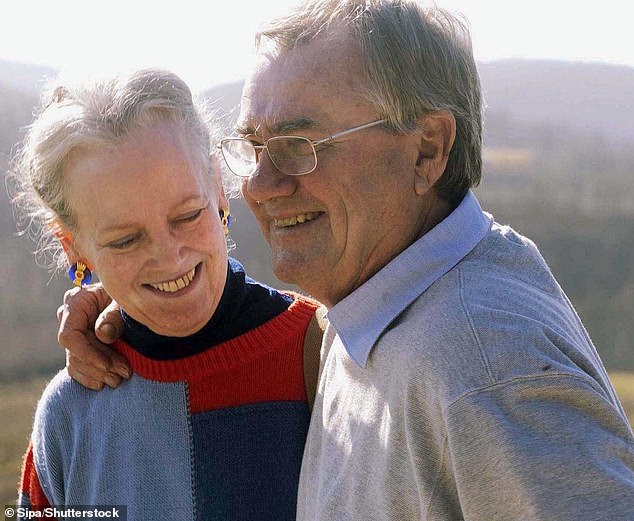 Margrethe und Henrik heirateten 1967. Er war während eines Großteils ihrer Regierungszeit eine Konstante, bis zu seinem Tod im Jahr 2018. Das Paar ist im Jahr 2002 abgebildet
