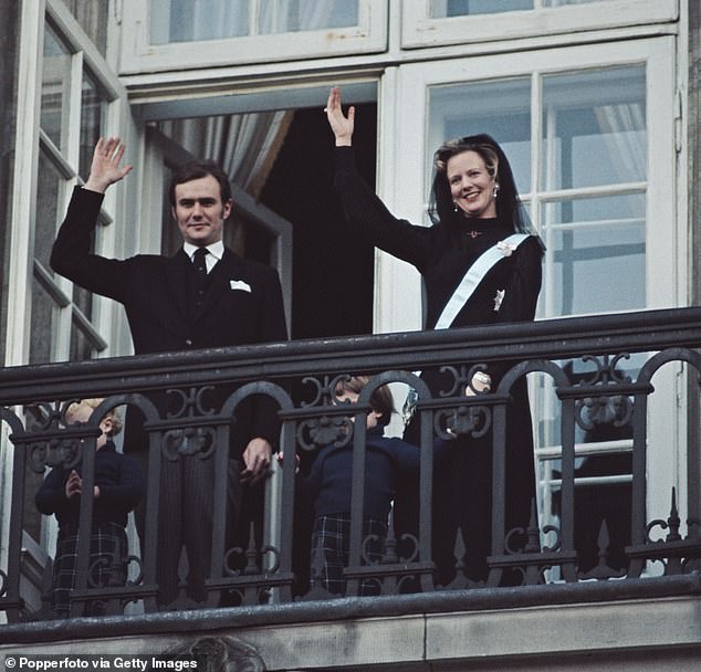 Königin Margrethe II. von Dänemark im Bild mit ihrem Ehemann Henrik, Prinzgemahl von Dänemark, wie sie am 15. Januar 1972 von einem Balkon im Schloss Christiansborg in Kopenhagen, Dänemark, der Menschenmenge zuwinken, nachdem nach ihrem Tod ihre Nachfolge auf dem dänischen Thron verkündet wurde Vater König Friedrich IX