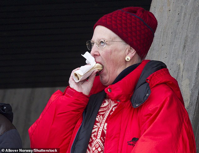Königin Margrethe isst einen Crêpe bei der Ski-Weltmeisterschaft in Oslo im März 2011