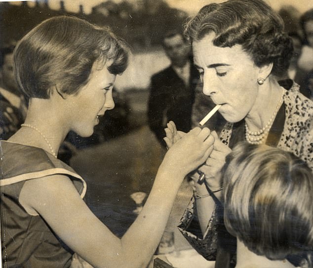 Man sieht Margrethe im Alter von 14 Jahren, wie sie sich in den 1950er Jahren eine Zigarette für ihre Mutter, Königin Ingrid, anzündet