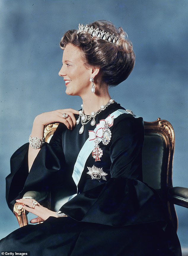 Margrethe bestieg den Thron nach dem Tod ihres Vaters Friedrich IX. von Dänemark am 14. Januar 1972. In diesem Jahr jährt sich ihre Regierungszeit zum 50. Mal (im Bild in ihrem ersten offiziellen Porträt).