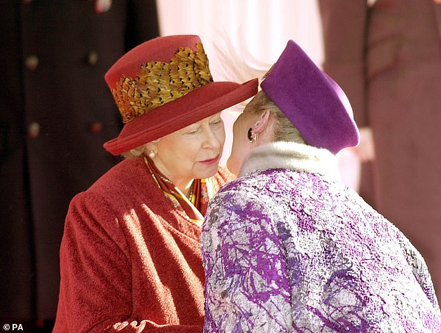 Königin Elizabeth II. begrüßt auf Schloss Windsor ihre Cousine, die dänische Königin Margrethe von Dänemark, im Jahr 2000 mit einem Kuss, als Margrethe einen dreitägigen Staatsbesuch im Vereinigten Königreich machte
