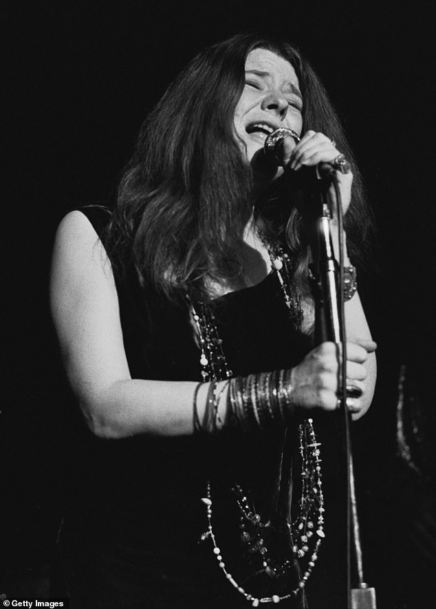 Joplin gilt weithin als einer der größten Rocksänger aller Zeiten;  Man sieht sie im April 1968 bei einem Auftritt in New York City