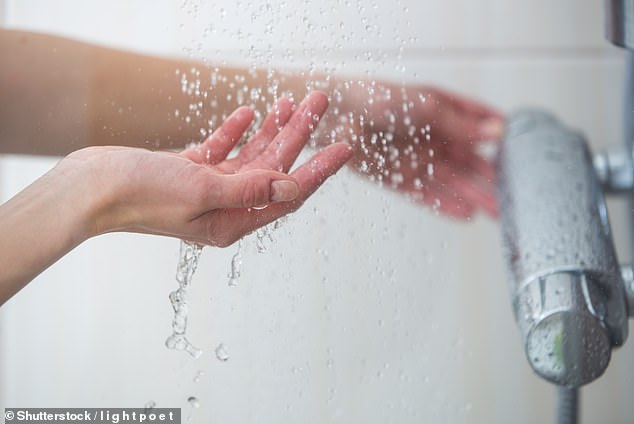 Wenn Sie ständig kalt duschen, passt sich Ihr Körper mit der Zeit an, sodass Sie nicht mehr die gleiche dramatische Kälteschockreaktion bekommen.  Studien deuten darauf hin, dass die Anpassung an den Schock des kalten Wassers auch unsere Fähigkeit verbessert, mit anderen Belastungen in unserem Leben umzugehen