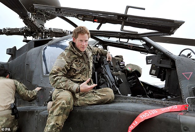 Harry ist im Dezember 2012 bei der Arbeit als Hubschrauberpilot in Afghanistan zu sehen