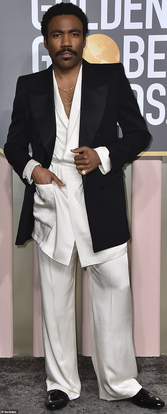 Donald Glover zeigte bei den Golden Globe Awards in Beverley Hills Anfang des Monats mit seinem tief ausgeschnittenen Look einen Hauch von Brustbehaarung