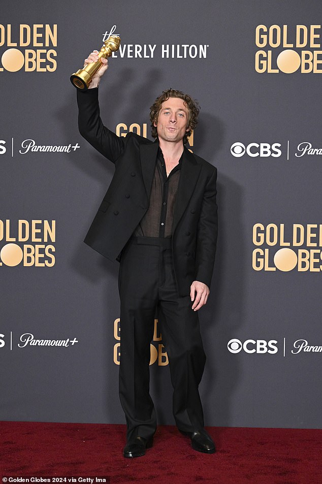 Der Schauspieler machte einen Doppelschlag und trug ein durchsichtiges Hemd mit mehreren offenen Knöpfen, um bei den Golden Globes seinen Körper zur Schau zu stellen