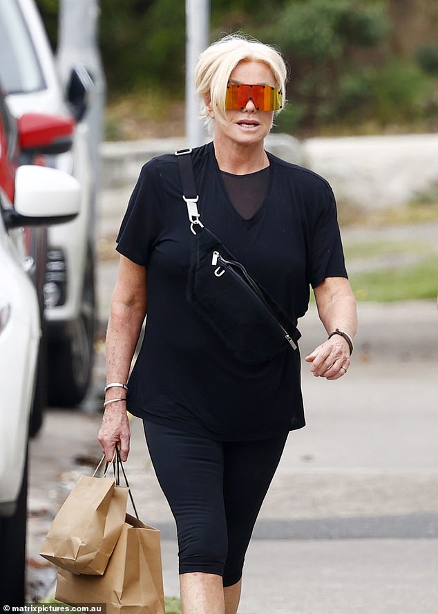 Der 68-Jährige entschied sich für einen lässig-sportlichen Look bestehend aus schwarzen Leggings und passendem T-Shirt sowie einer futuristischen Sonnenbrille