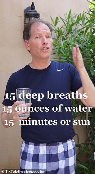 Er verrät, dass er die Methode „die drei 15er, die man morgens machen sollte“ nannte – 15 tiefe Atemzüge, die helfen, die Atemwege aufzuwecken, 15 Unzen Wasser und 15 Minuten Sonnenschein