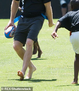 Geprägter?  Der Fitnessexperte Lewis Paris sagte, es sei wahrscheinlich, dass Harry verschiedene Arten von Training – darunter Yoga und Pilates – genutzt habe, um seine Beine zu stärken (Bild 2015 in Durban).