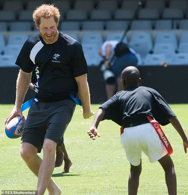 Bei einem Rugbyspiel in Durban im Jahr 2015, in den Jahren bevor er Meghan traf, sahen die Beine des Königs einfach athletisch, aber nicht ganz so definiert aus
