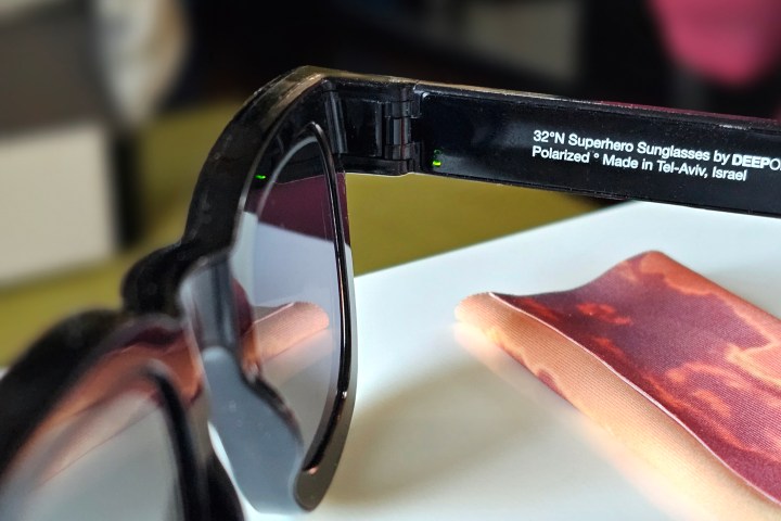 Deep Optics 32°N Sonnenbrille mit beleuchteter LED-Anzeige.