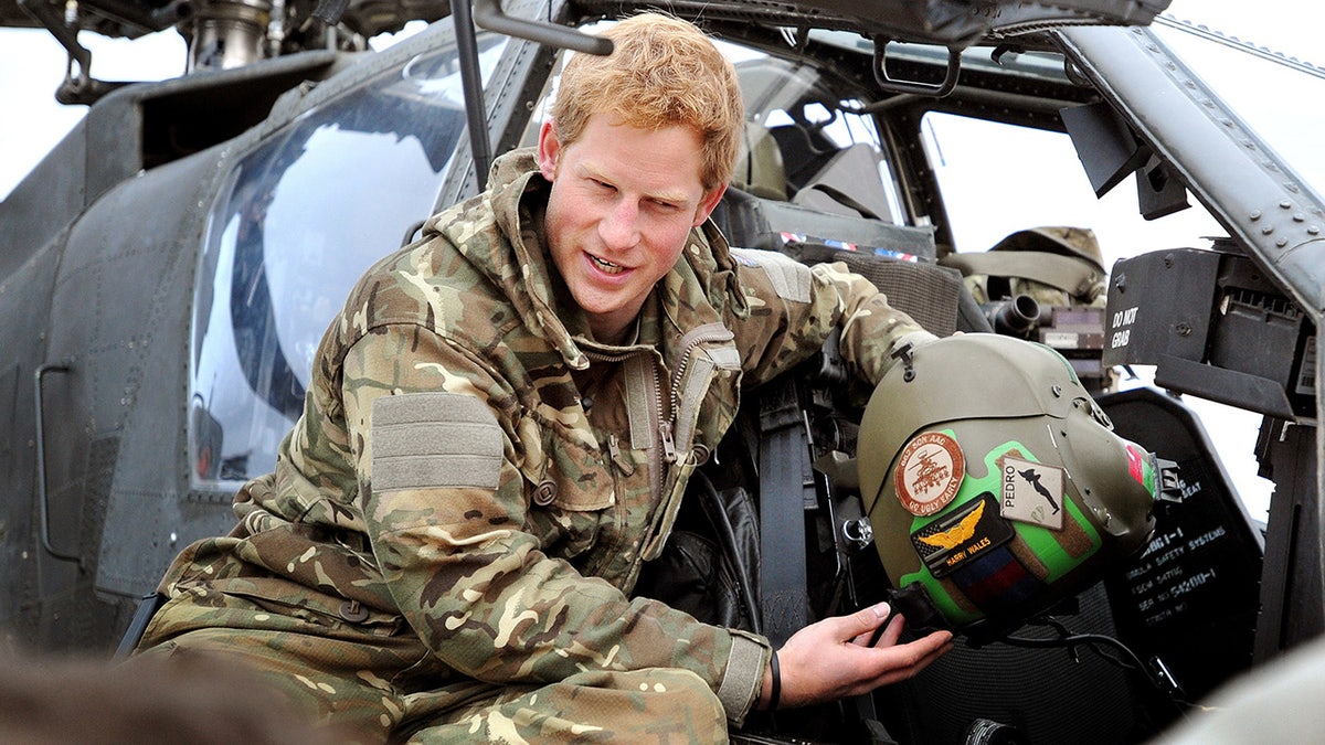 Prinz Harry in Militärmontur vor einem Hubschrauber