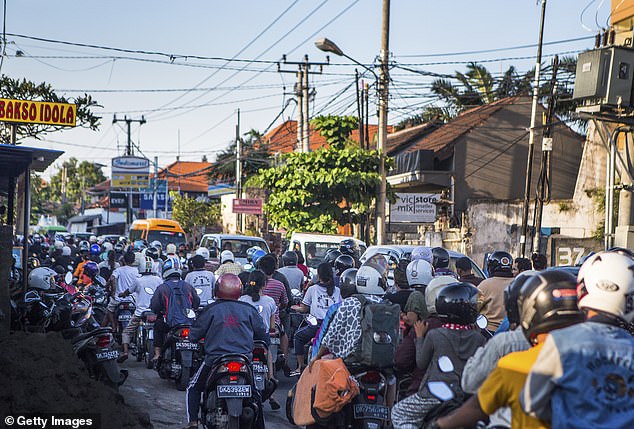 In letzter Zeit ist die Stadt für ihren regen Verkehr berüchtigt, bei dem oft Hunderte von Motorrädern und Autos auf den Straßen aufgereiht sind