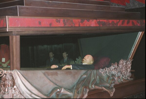 Der einbalsamierte Leichnam von Wladimir Lenin, dem Gründer der Sowjetunion, liegt hinter Glas in seinem Mausoleum auf dem Roten Platz vor der Kremlmauer in Moskau, Russland, auf diesem Foto vom 30. November 1994. (AP Photo, File)