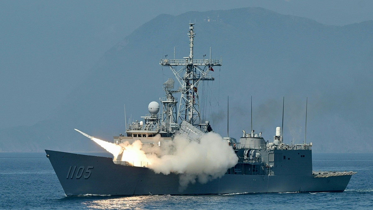 Ein taiwanesisches Marineschiff feuert während einer Übung eine Rakete ab