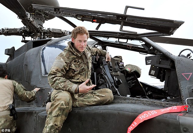 Harry ist im Dezember 2012 bei der Arbeit als Hubschrauberpilot in Afghanistan zu sehen