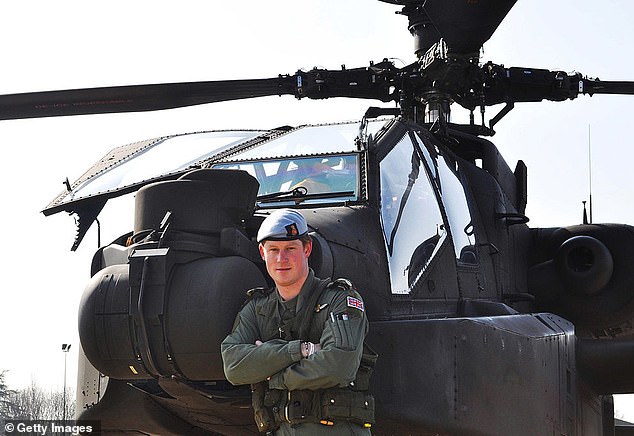 Harry ist im März 2011 abgebildet, wie er vor einem Apache-Hubschrauber steht, ein paar Tage nachdem der König den Meilenstein von einem halben Jahrzehnt überschritten hatte, um Kapitän der britischen Armee zu werden
