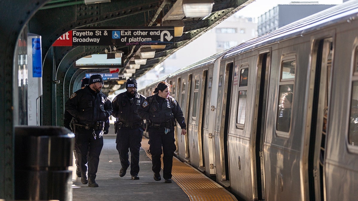 NYPD-Beamte patrouillieren am U-Bahnsteig