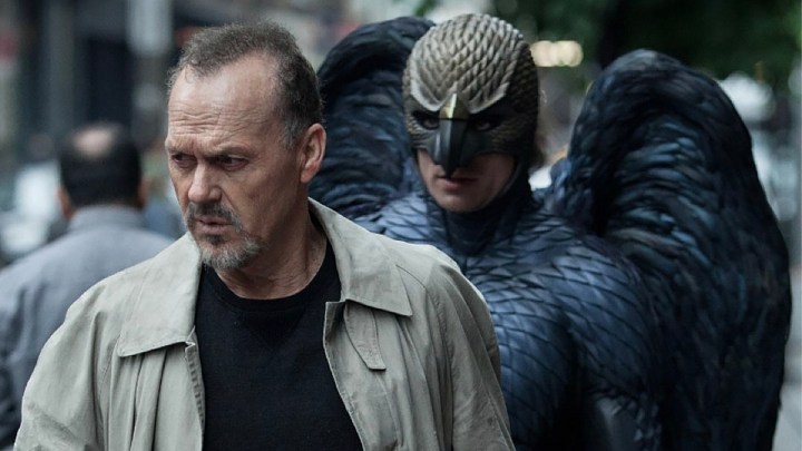 Michael Keaton wird in einer Szene aus „Birdman“ von einem Mann in einem Vogelkostüm verfolgt.