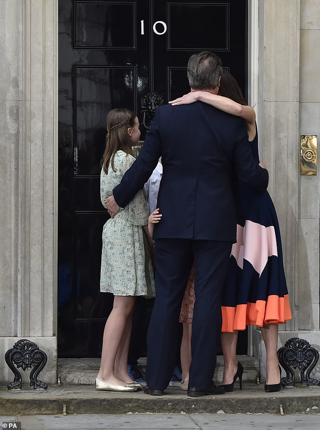 Für Lord Cameron schloss sich der Kreis, als er 2016 nach einem emotionalen Abschied, bei dem er seinen Rücktritt als Premierminister ankündigte, auf der Türschwelle von Nr. 10 stand und seine Familie (im Bild) umarmte
